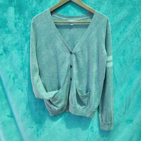 Gap grey button up V-neck sweater made with silk size medium - Picture 6 of 9